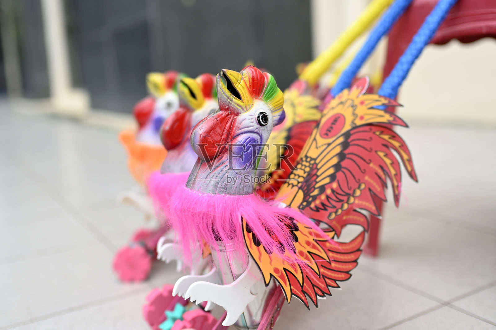 以公鸡形状的儿童玩具照片摄影图片