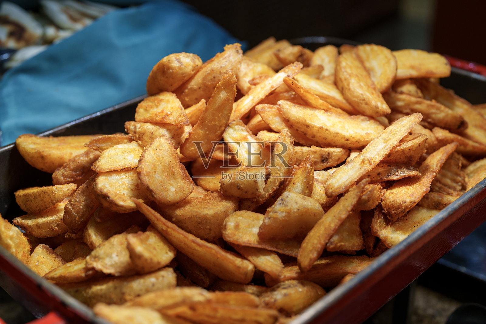 酒店自助餐的脆皮土豆角照片摄影图片
