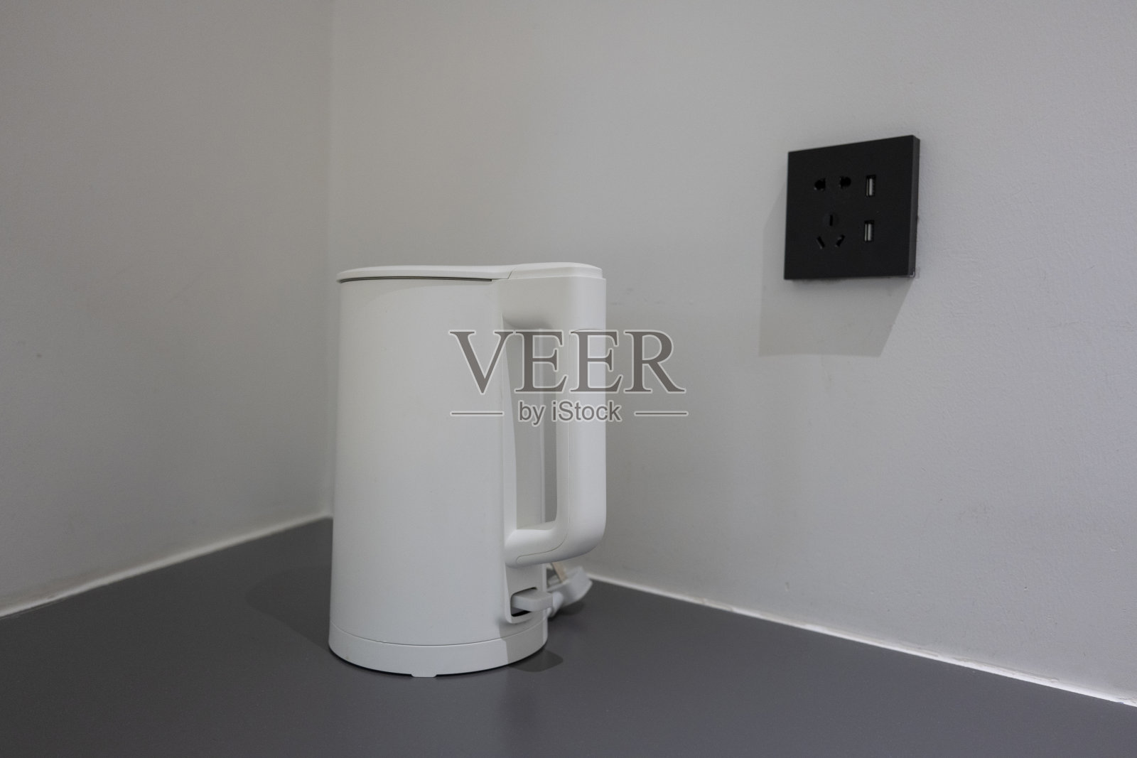 桌子上的电热水壶照片摄影图片