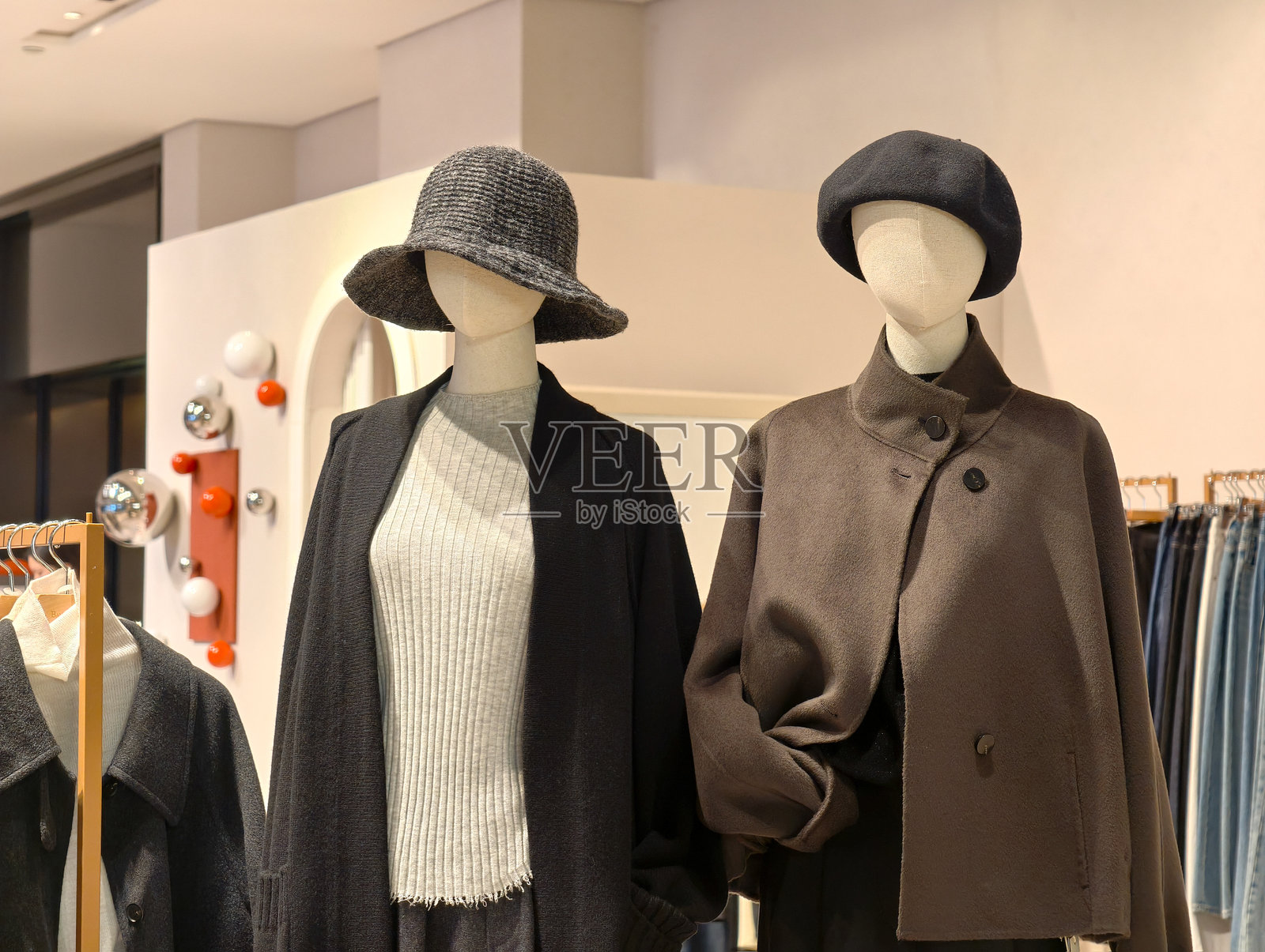 服装店橱窗里的模特照片摄影图片