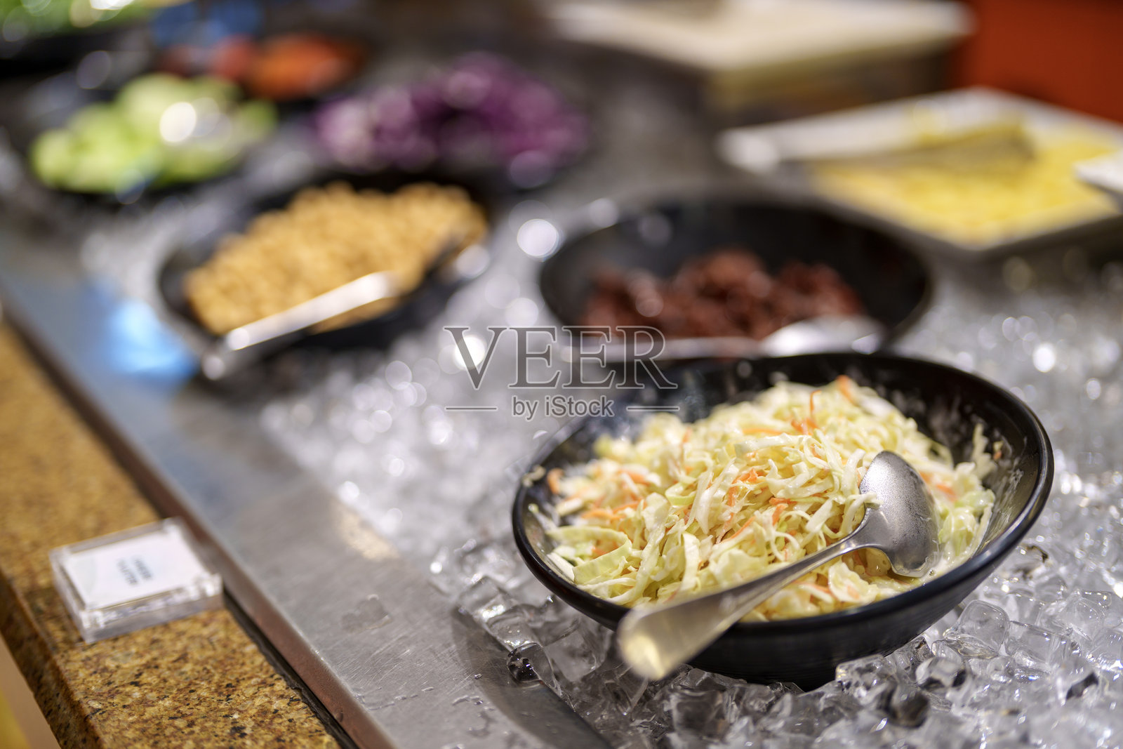 酒店自助餐的新鲜沙拉选择照片摄影图片