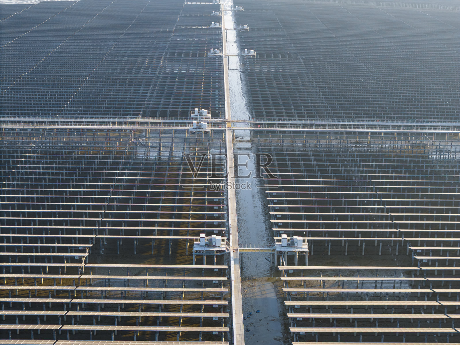 海边的太阳能发电站照片摄影图片