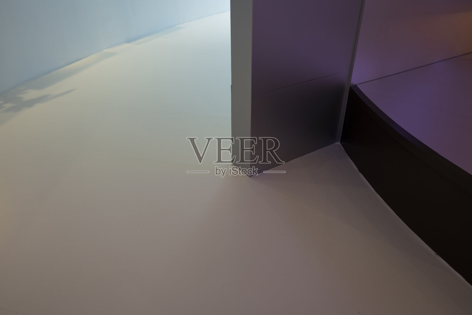 地板的多彩灯光效果照片摄影图片