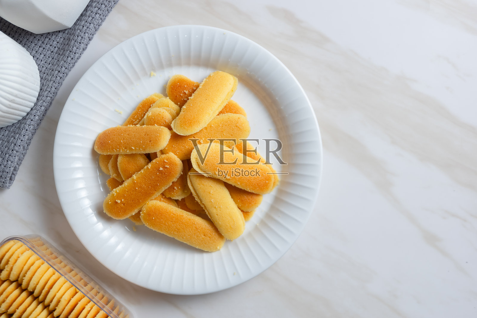 猫舌饼干或猫舌曲奇。印度尼西亚开斋节的传统饼干。照片摄影图片