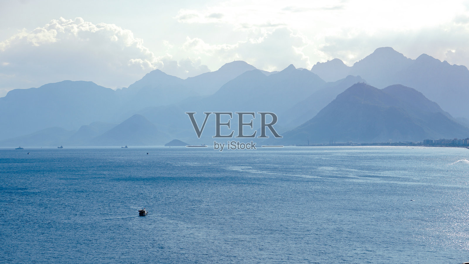 海洋与托罗斯山脉的连绵景观照片摄影图片