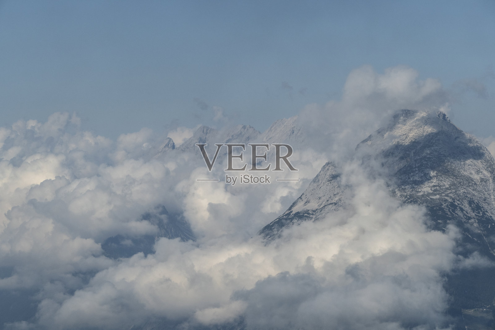 从奥地利卡尔文德尔高路的诺德林格小屋俯瞰全景照片摄影图片