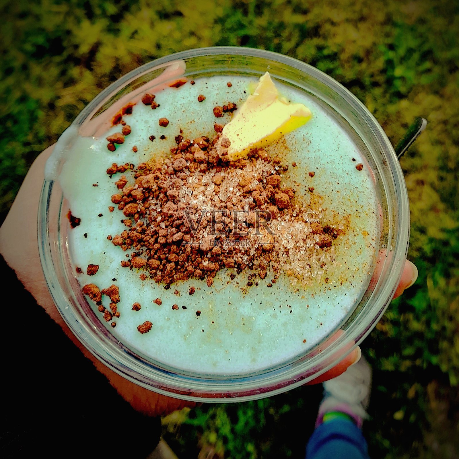 轻盈的粗麦粉粥,呈现出不寻常的蓝色照片摄影图片