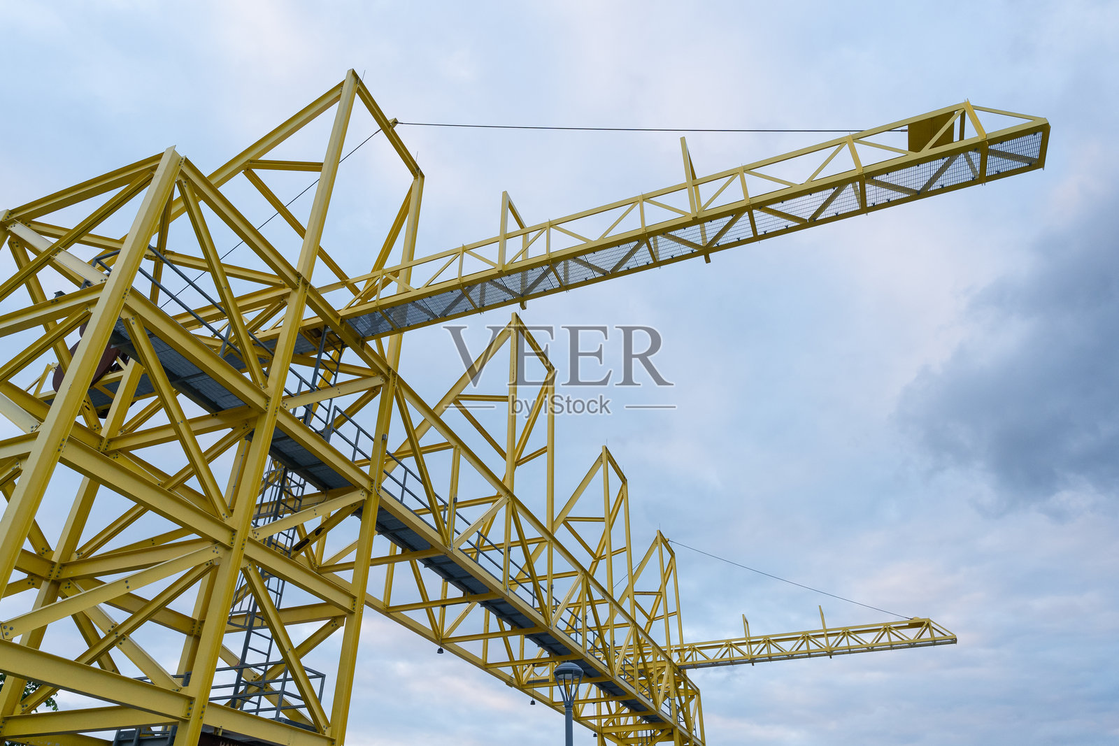 大型黄色门式起重机准备在工业港口进行集装箱和货物装卸作业照片摄影图片