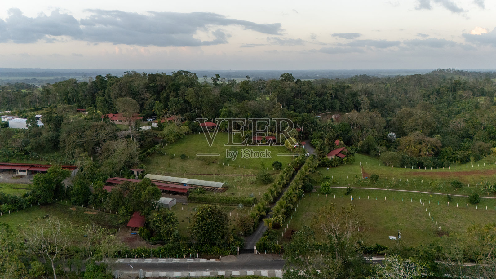 哥斯达黎加拉福图纳地区的拉芬卡旅馆。无人机航拍视角。美丽的酒店,周围有自然环境中的小木屋。照片摄影图片