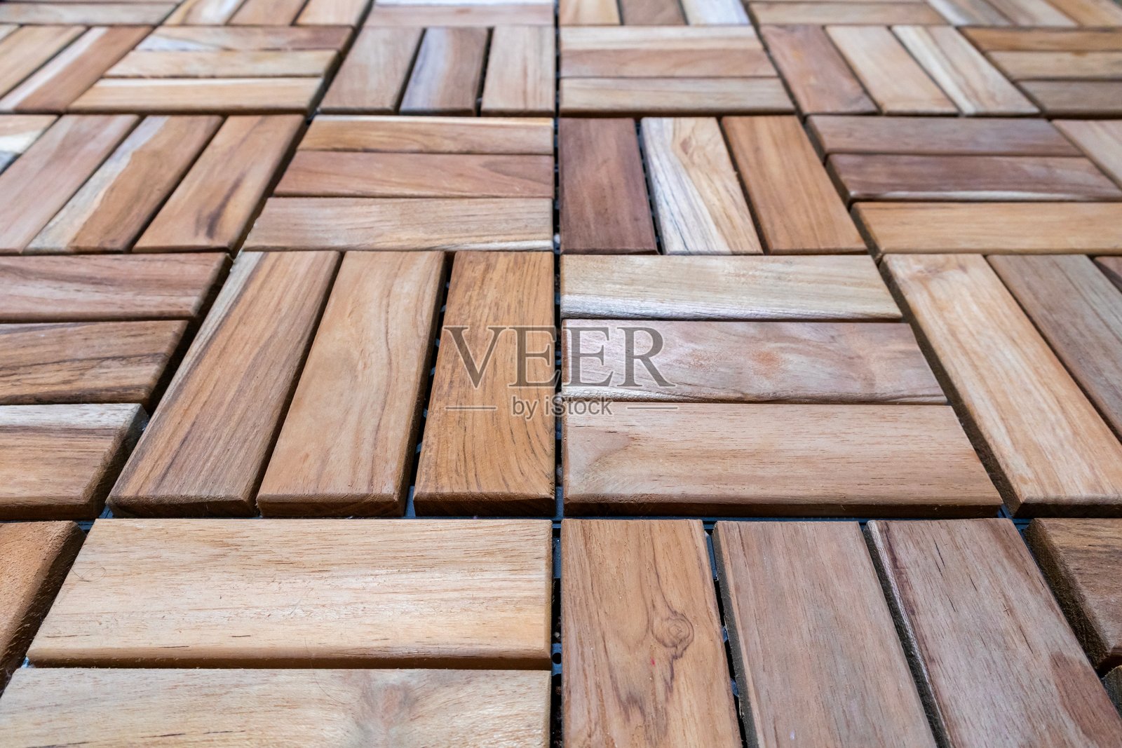 一个铺满木质甲板砖的地面照片摄影图片