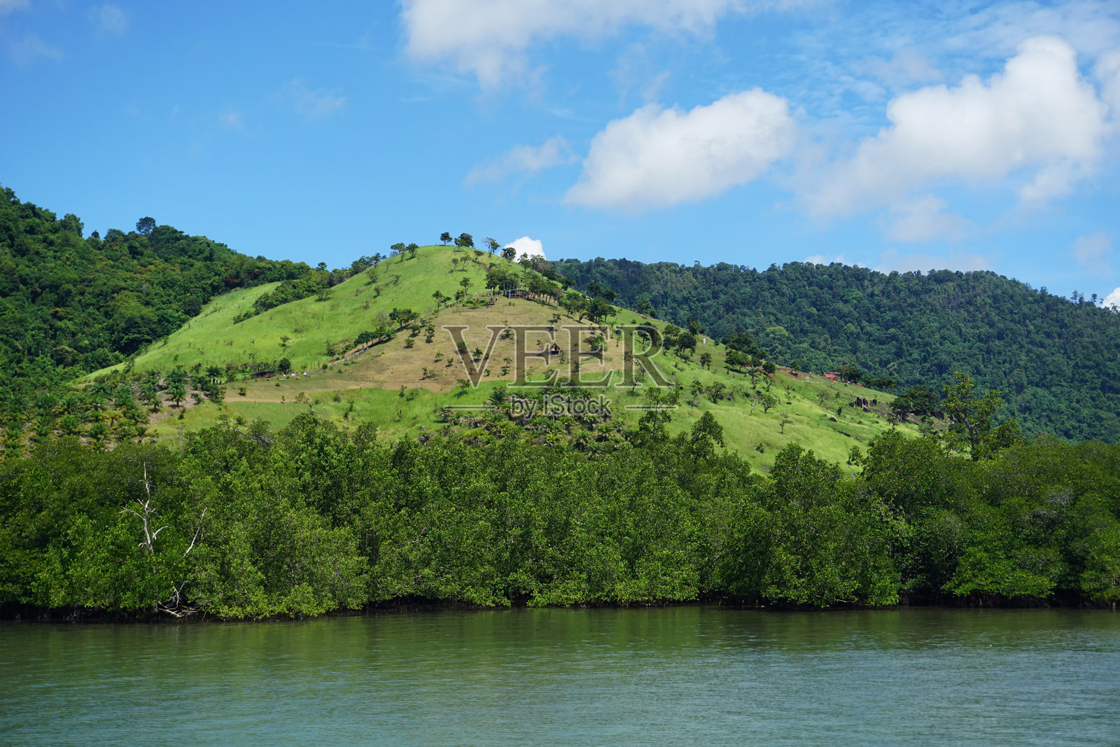 沙巴塔瓦乌的绿丘与蓝天景色。照片摄影图片