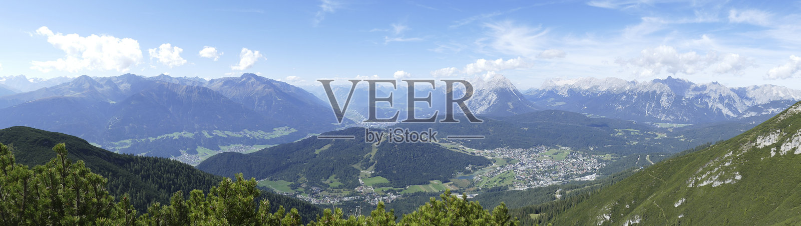 从卡尔文德尔高路的诺德林格小屋俯瞰霍赫·蒙德的全景照片摄影图片