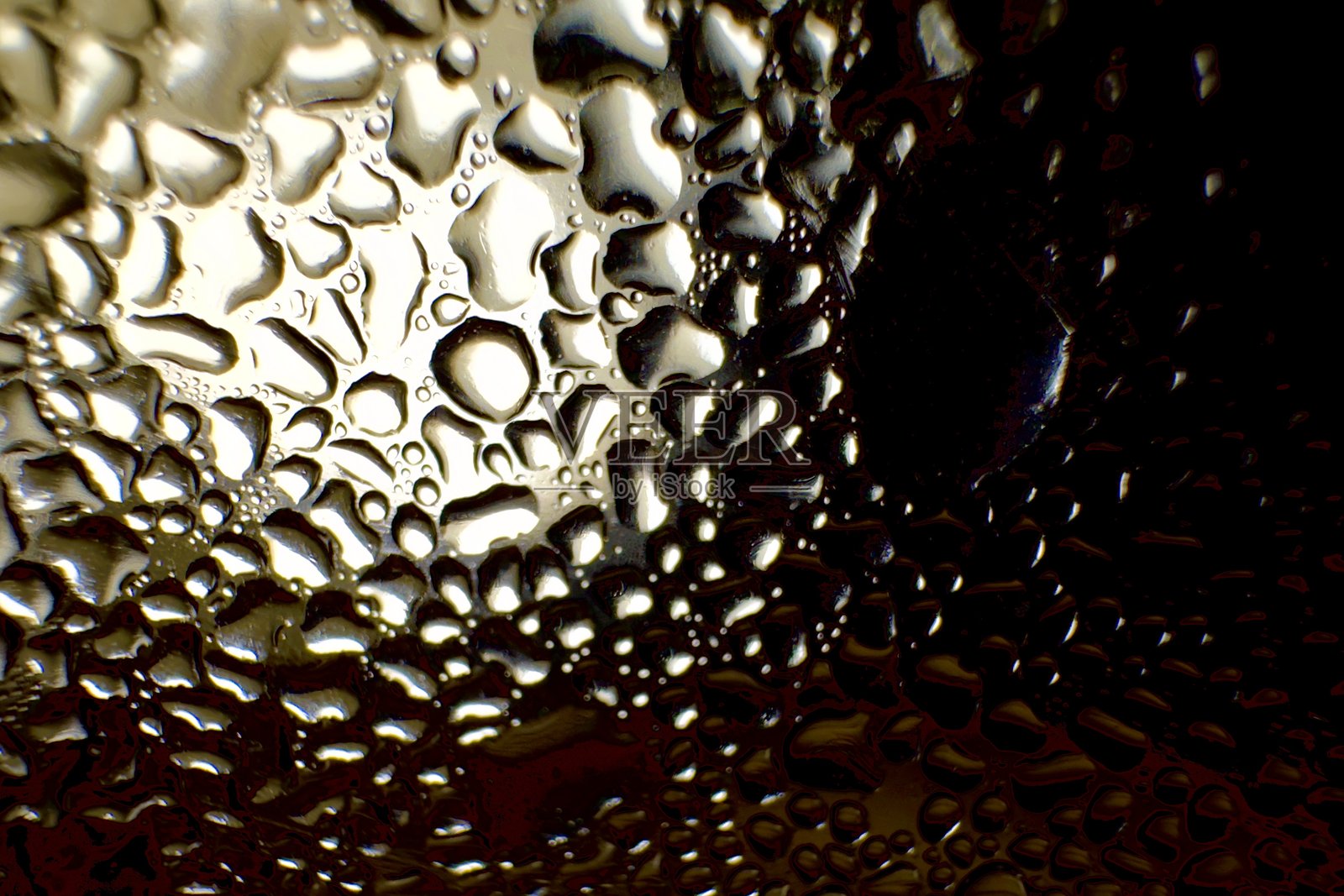 金属表面上的水滴特写,高分辨率显示水滴的凝结。复杂的图案和不同大小的水滴形成了美丽的抽象纹理。照片摄影图片