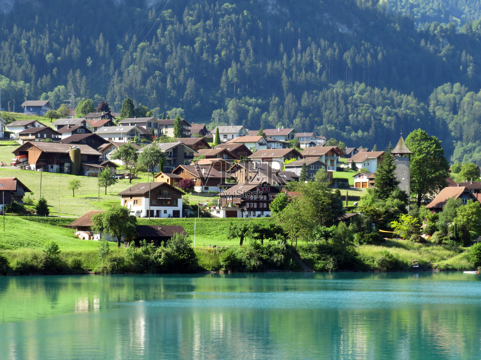 瑞士奥瓦尔登州的湖边农业和旅游定居点隆根,位于同名湖泊或天然水库隆根湖(Naturstausee Lungernsee oder Lungerensee)旁。照片摄影图片