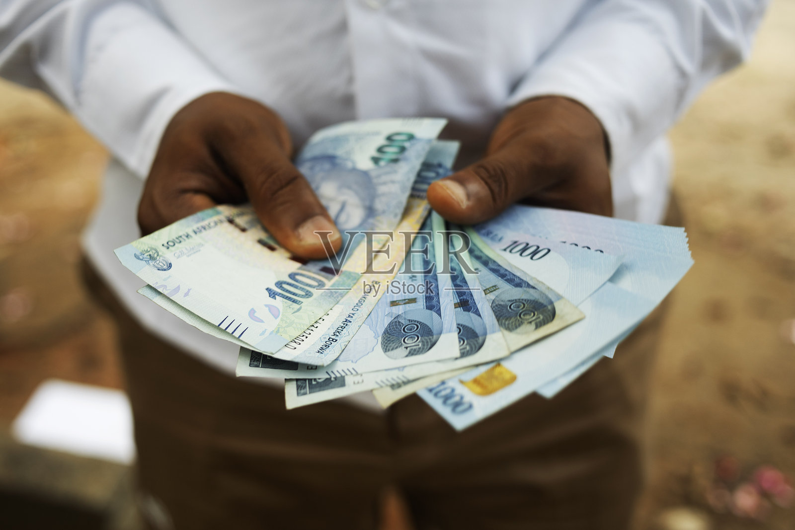 一个人手持不同的非洲货币纸币照片摄影图片