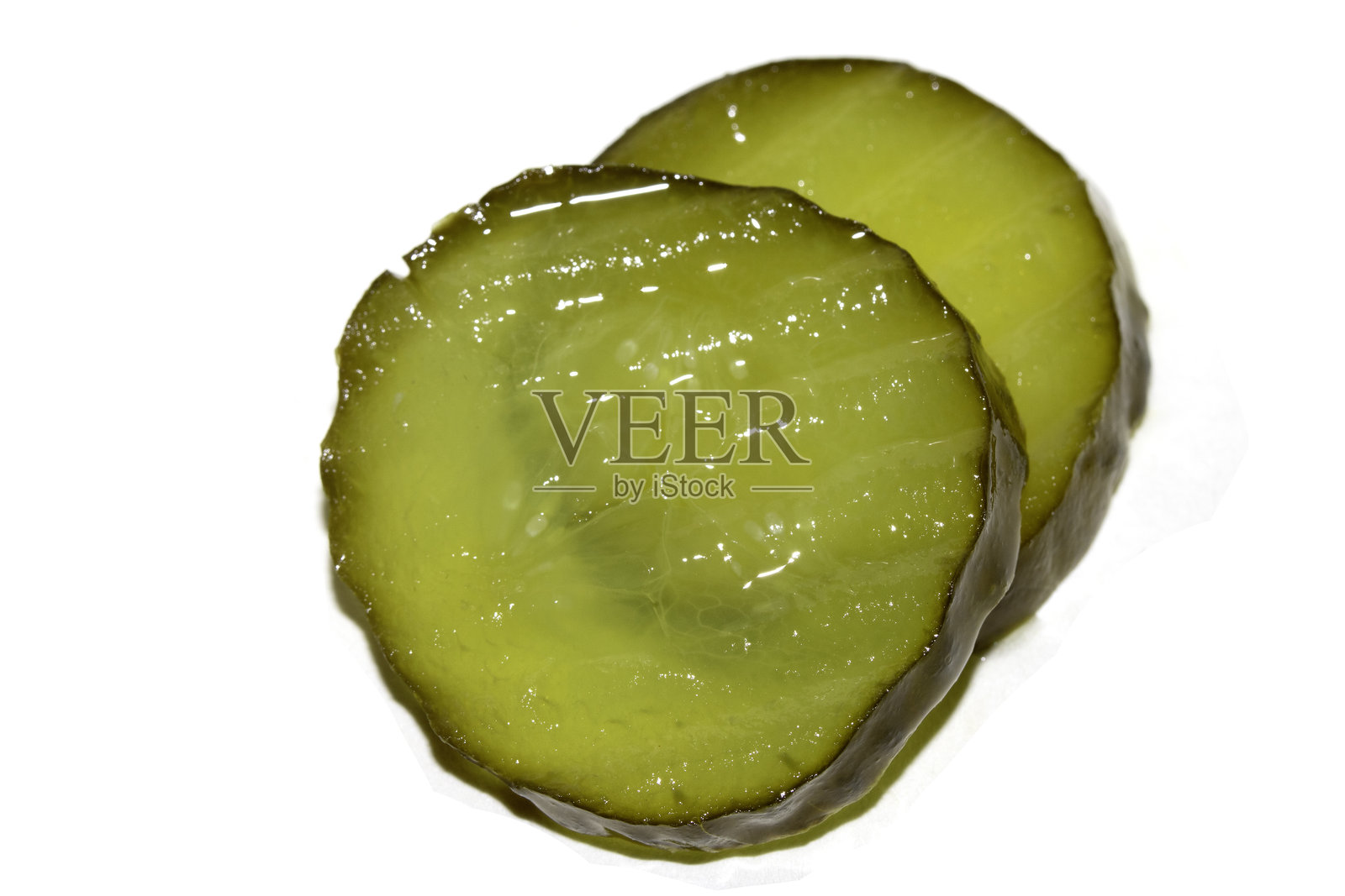 腌制小黄瓜片特写,背景为白色照片摄影图片