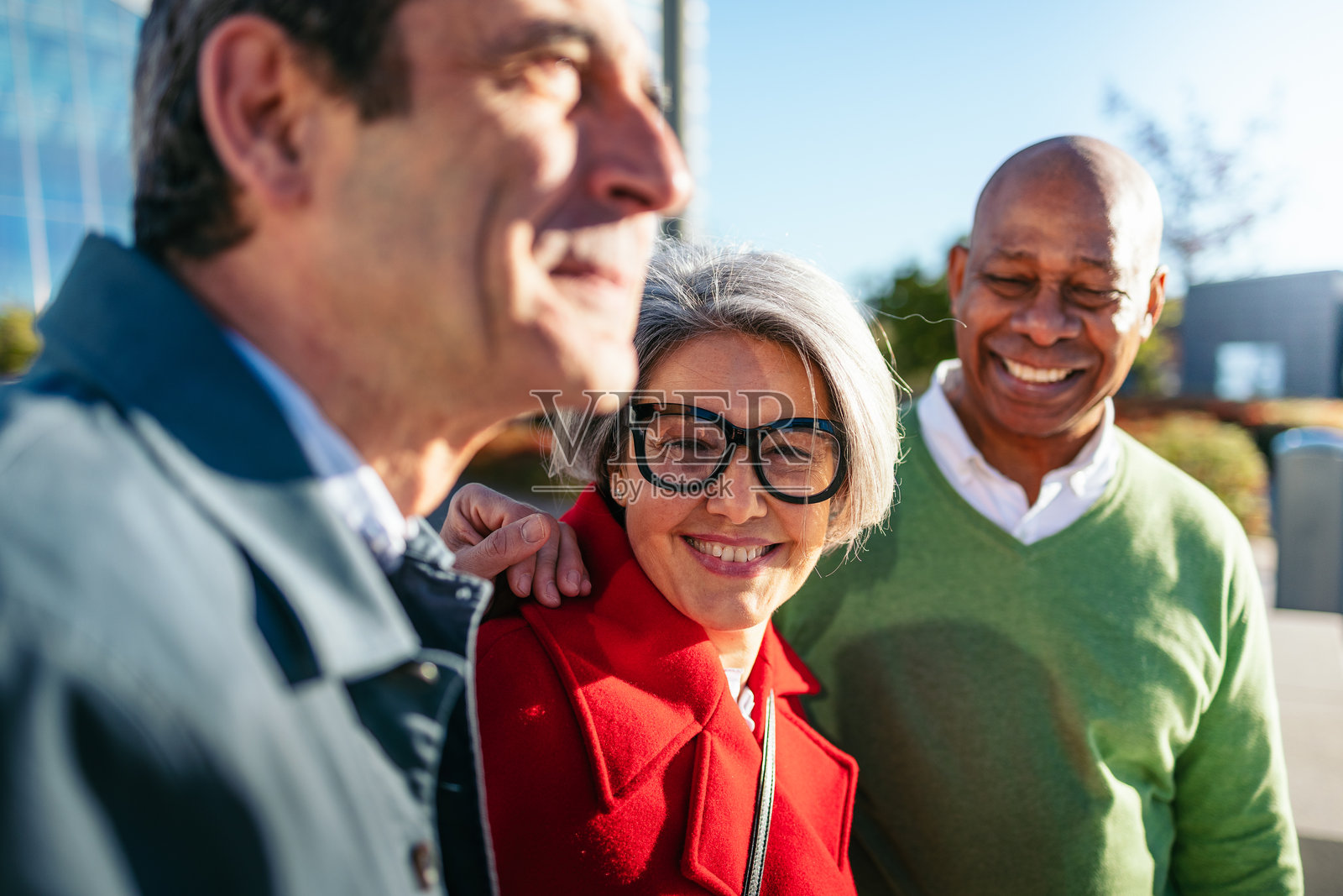 老朋友们在户外聚会时分享温暖的微笑照片摄影图片