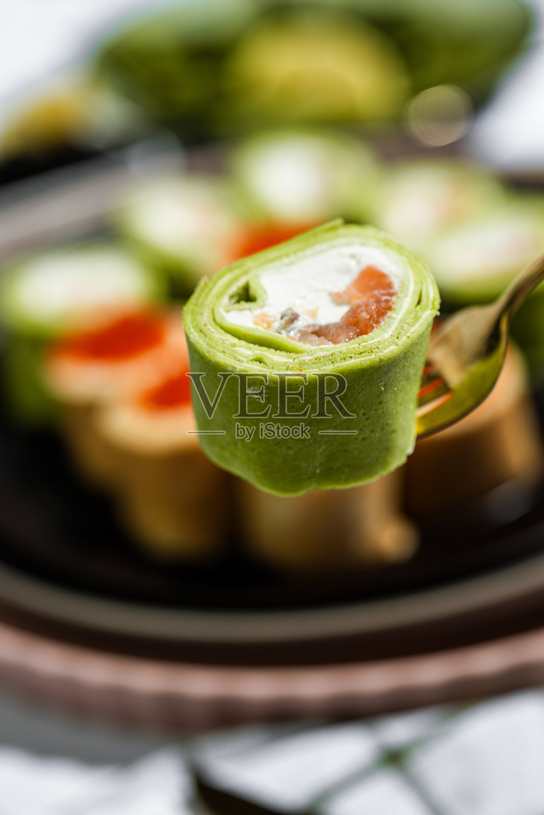 绿色煎饼卷配费城奶酪、红鱼、红鱼子、柠檬、橄榄、鱼子酱煎饼、菠菜、平铺、马斯连尼察、日本卷、奶油奶酪与三文鱼、静物照片摄影图片