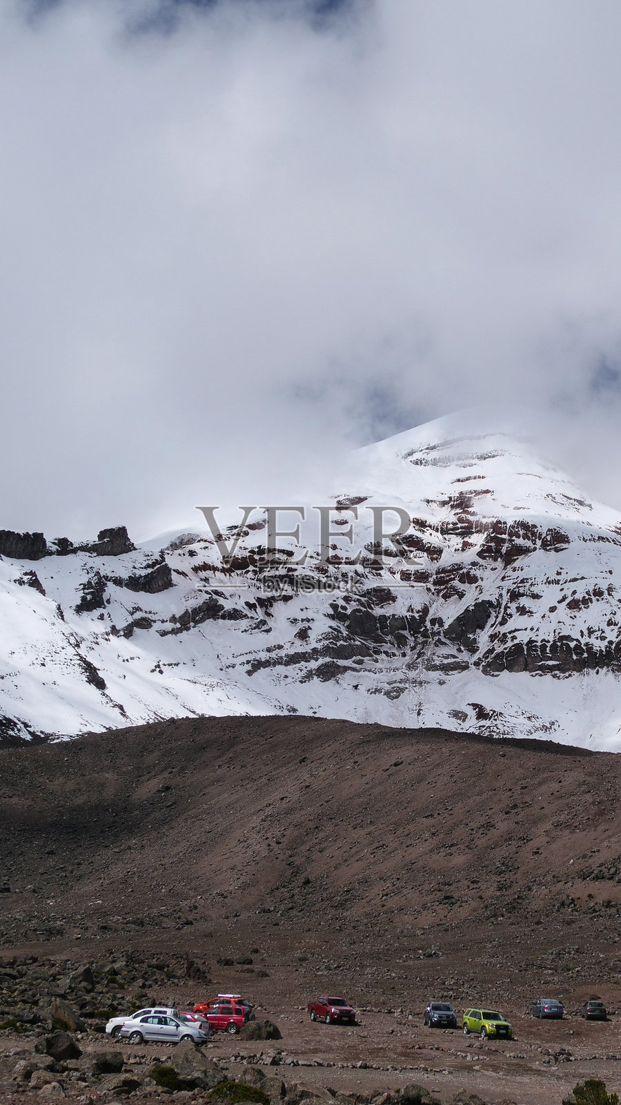 在厄瓜多尔的钦博拉索火山底部停放的汽车的垂直图像照片摄影图片