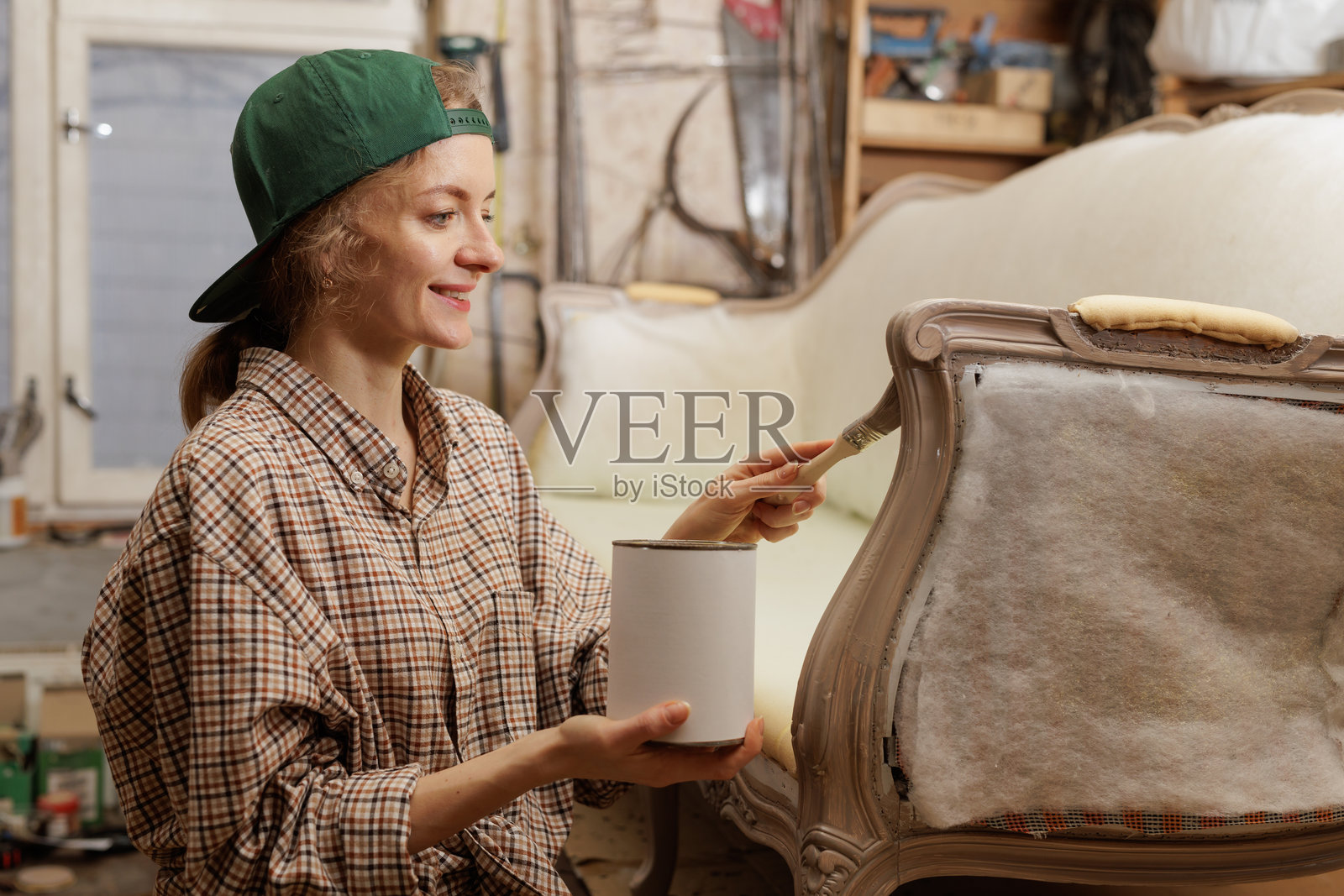 人手用粉笔画在木家具上。用全新的彩色粉笔漆翻新老式木家具。重新装饰家居。照片摄影图片