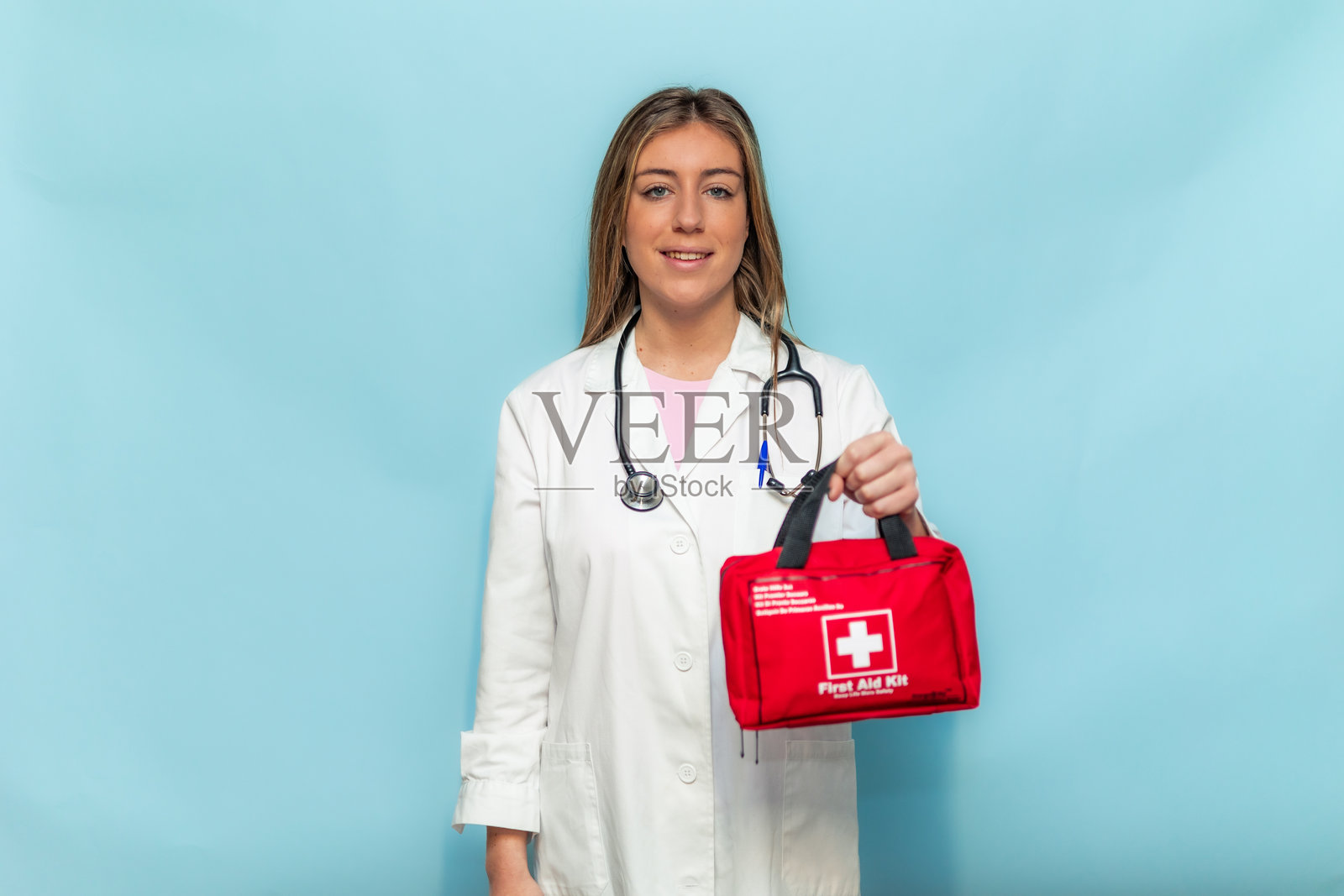 医生微笑着拿着急救箱对着镜头照片摄影图片