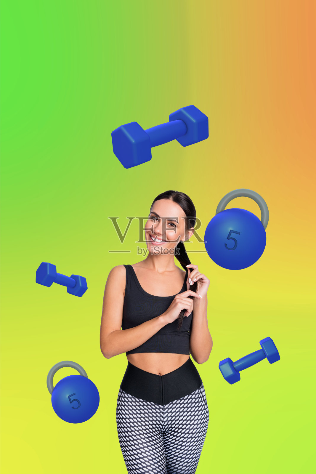 年轻女孩运动员微笑姿势的垂直照片拼贴,手持哑铃,展现运动生活方式的激励,背景为涂鸦风格。照片摄影图片