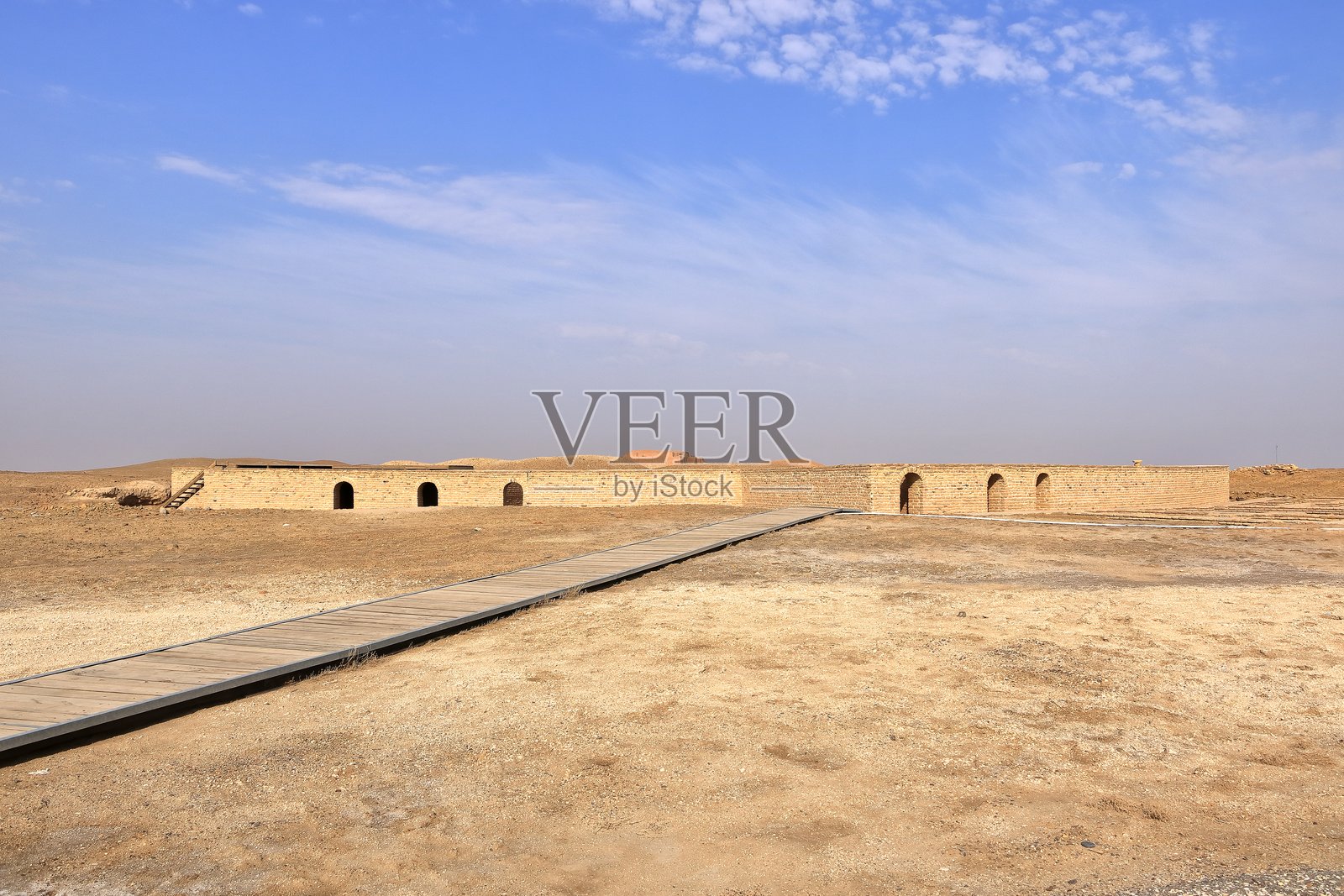 亚伯拉罕先知的房屋与古代乌尔的复原金字塔相邻,苏美尔神庙,伊拉克照片摄影图片