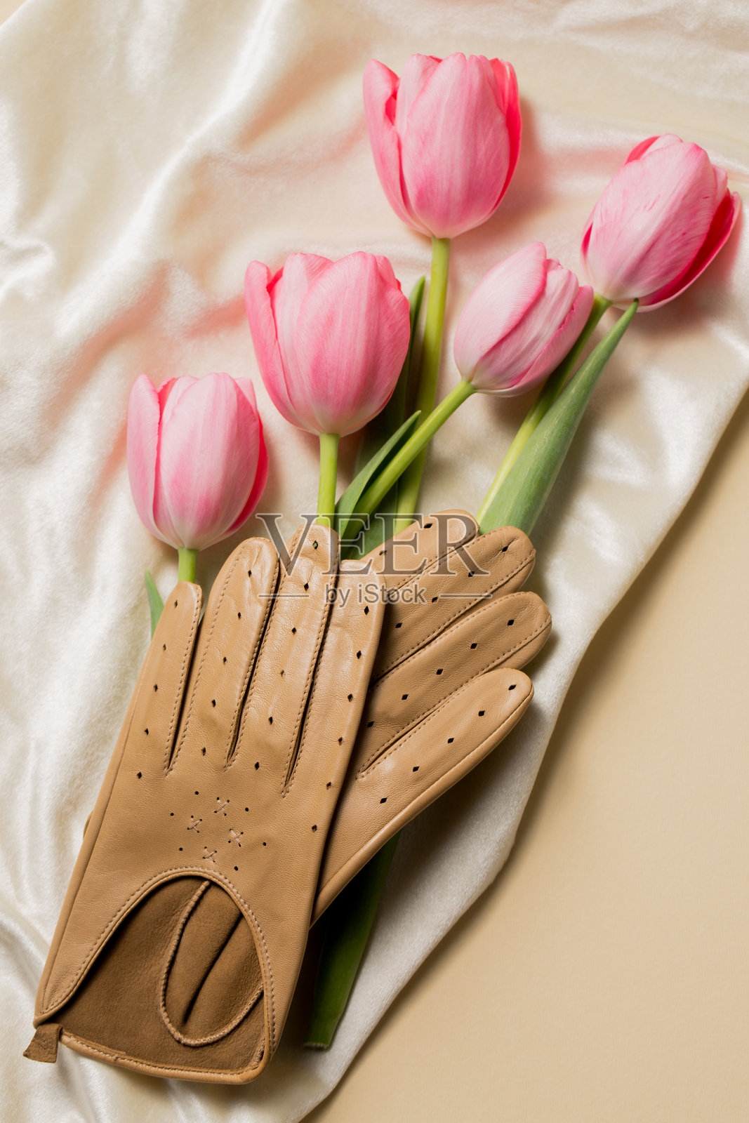 米色皮手套与一束花照片摄影图片