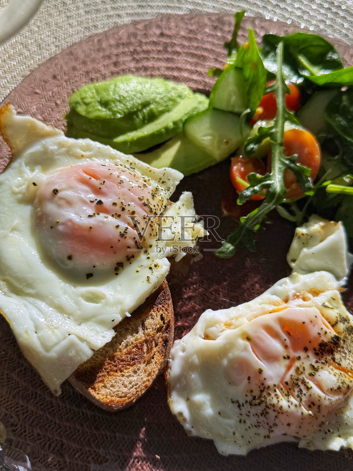 美味健康的早餐,搭配一杯咖啡或茶。桌上摆满了食物,还有一份绿色沙拉,为新的一天做好准备。鸡蛋配牛油果和猕猴桃。为健康提供有机营养。照片摄影图片