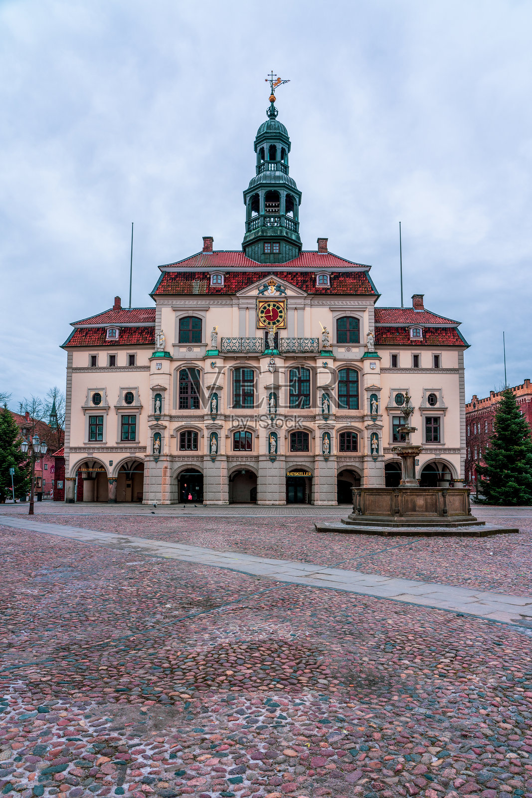 德国吕讷堡市政厅的景观。照片摄影图片