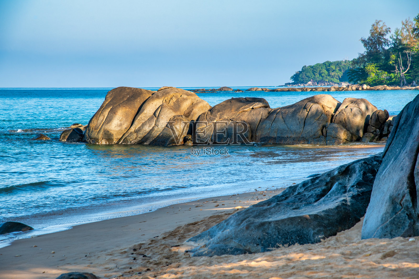 泰国考拉克海岸的美丽景色,金色沙滩与碧蓝海水相映成趣照片摄影图片