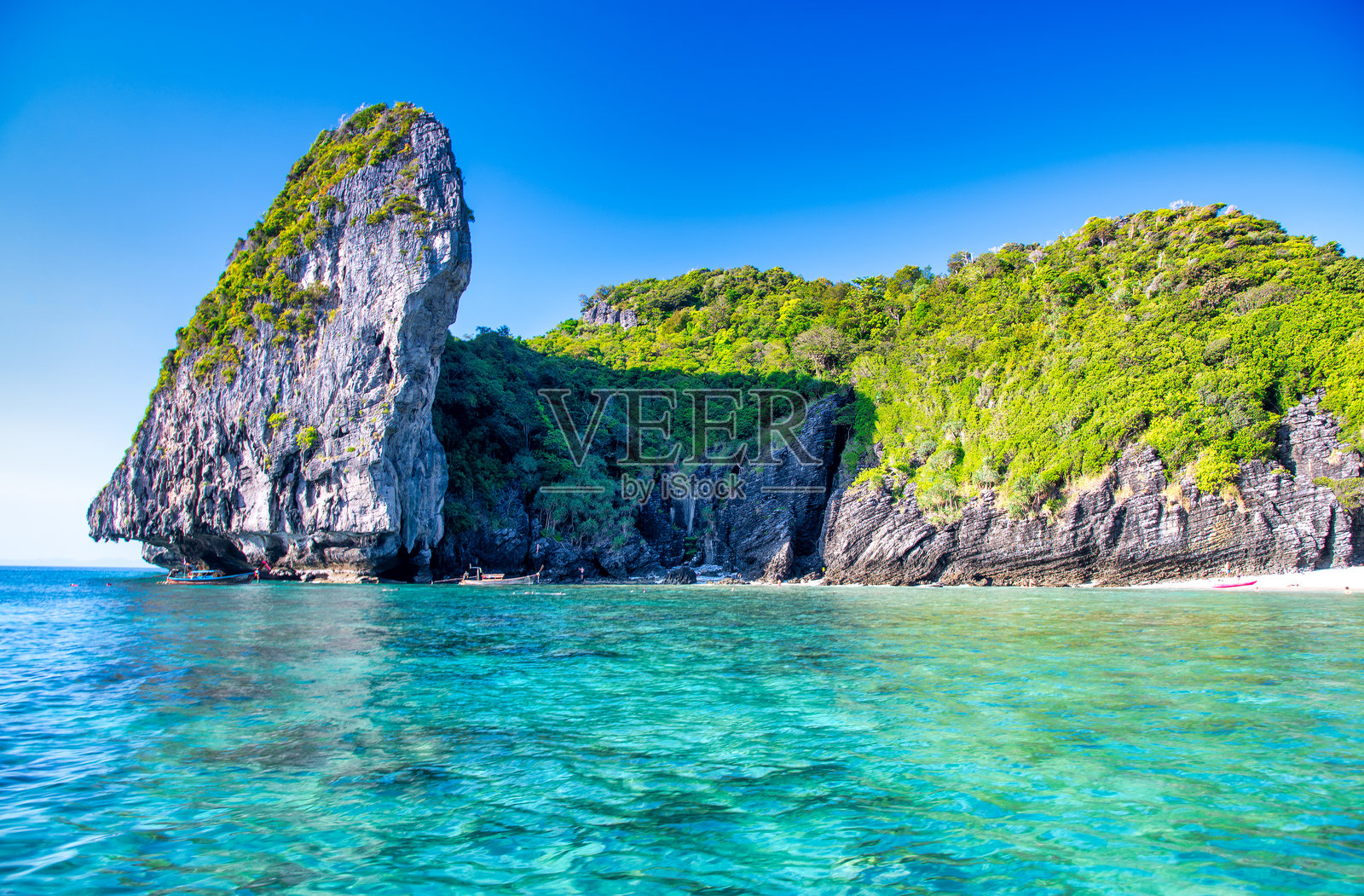 皮皮岛努伊海滩的热带天堂,四周环绕着悬崖和清澈的海水照片摄影图片