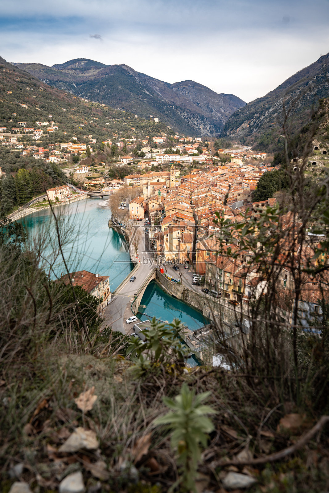 Breil-sur-Roya的壮观鸟瞰图:罗亚谷中的一个迷人法国村庄照片摄影图片