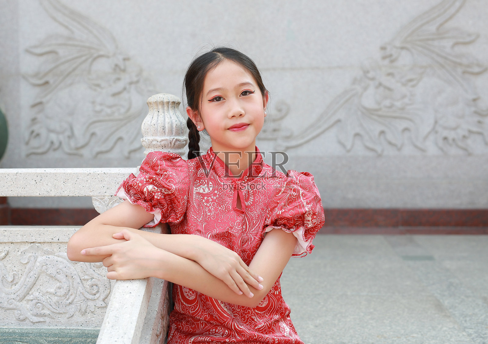 穿着传统服饰的美丽亚洲女孩肖像庆祝中国新年。照片摄影图片