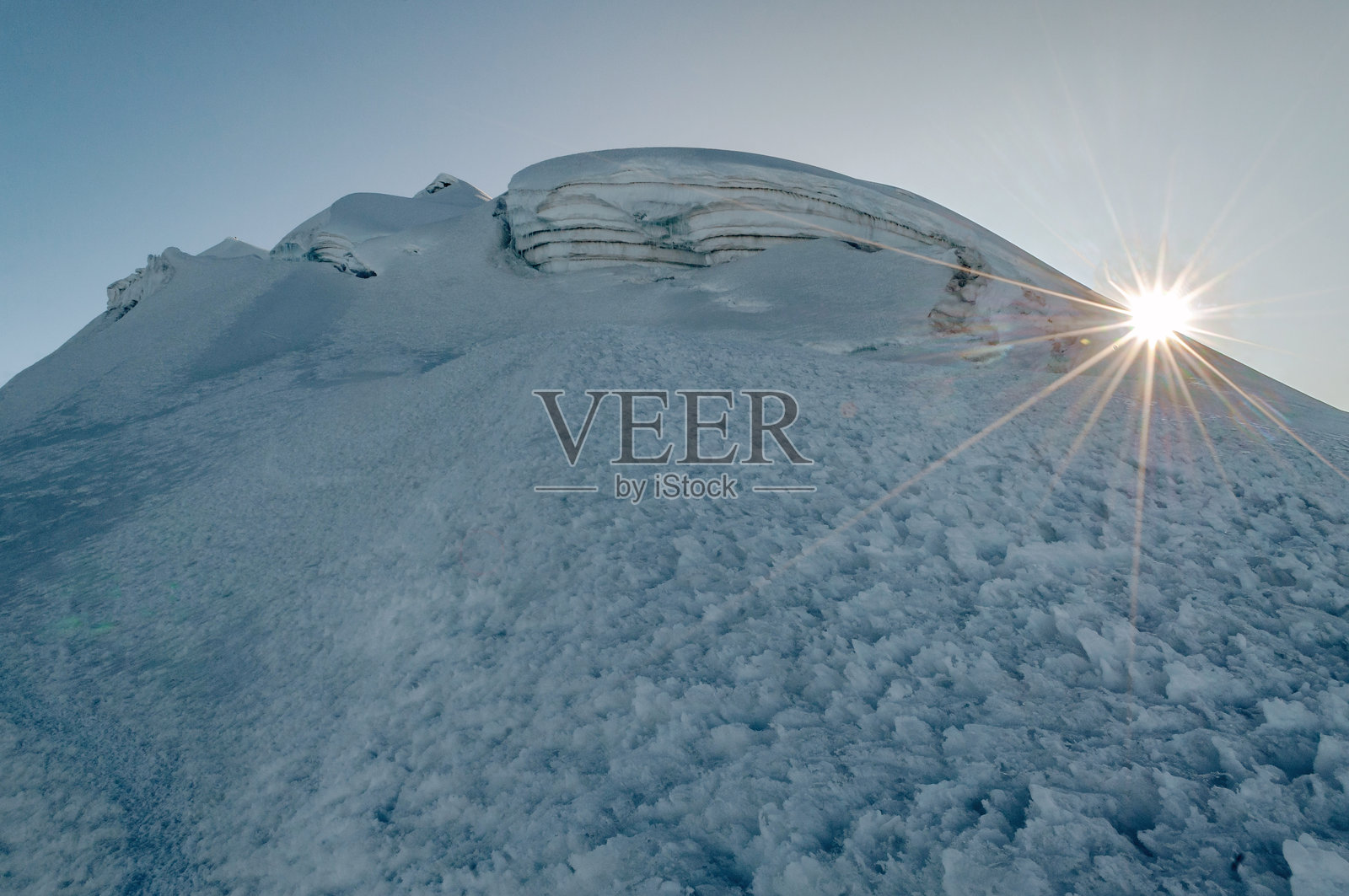 秘鲁瓦卢纳拉胡山的宁静景色,展现了这座标志性山峰在日出时的壮丽。非常适合推广户外探险和自然保护。晨空的光辉。照片摄影图片