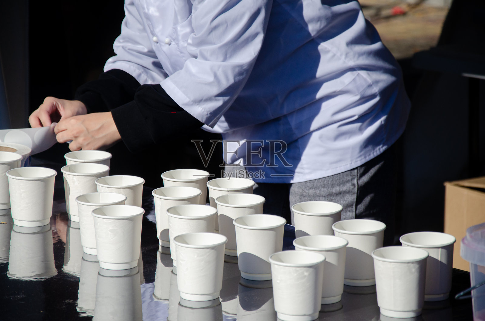 在街头厨房倒饮料的过程照片摄影图片