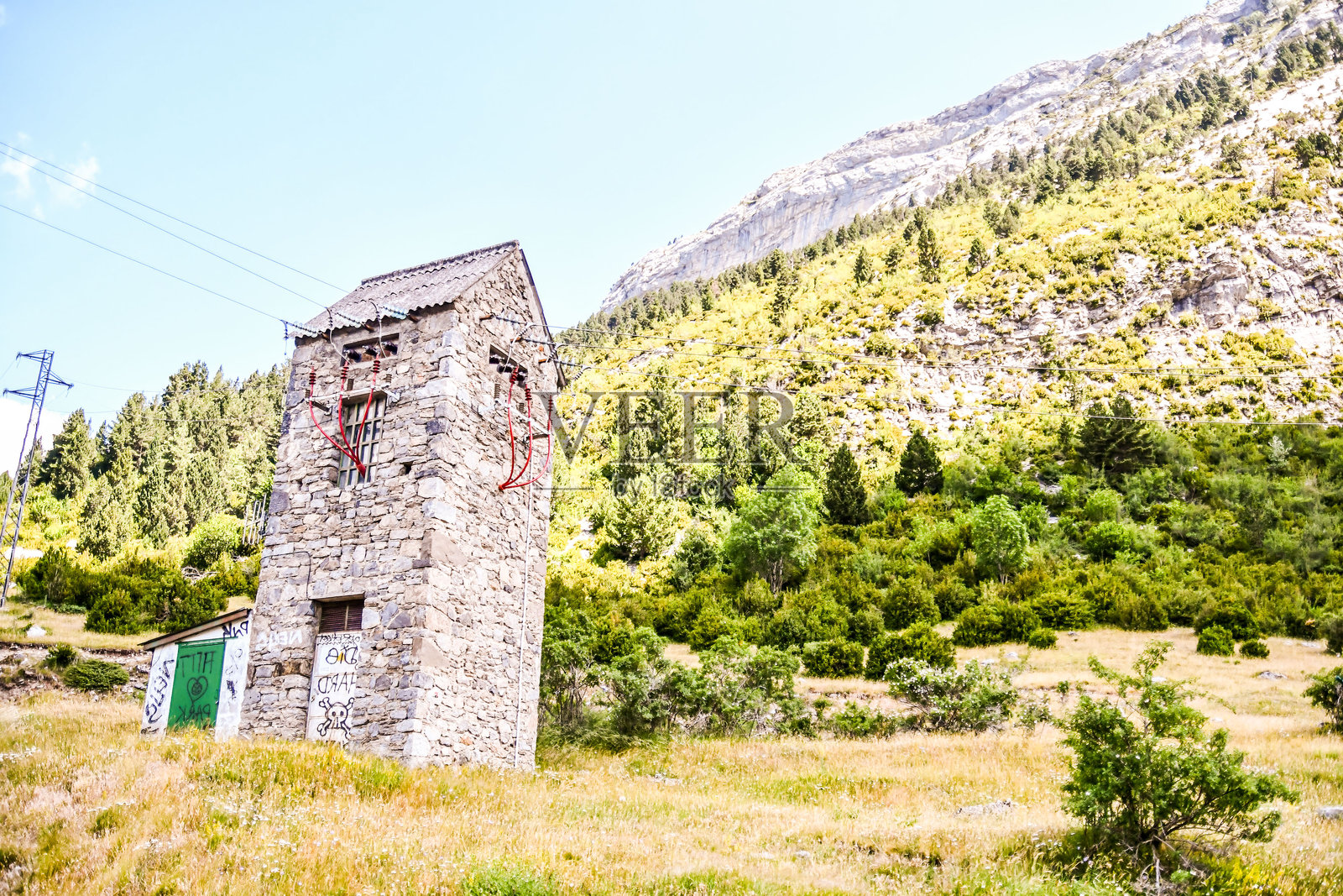 西班牙和法国之间的比利牛斯山脉,古老城堡的废墟,作为背景的照片照片摄影图片