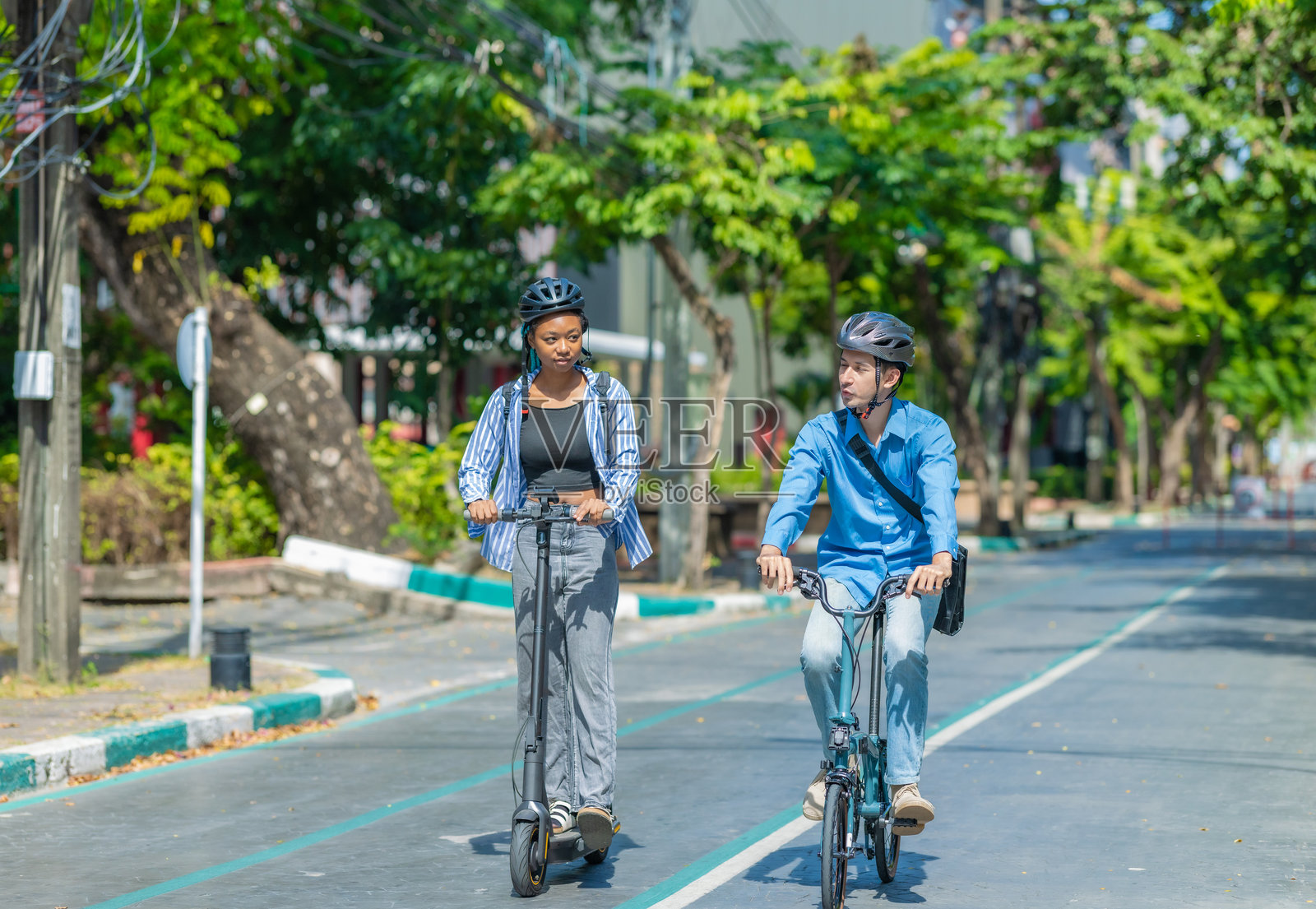 年轻通勤者使用环保交通工具照片摄影图片