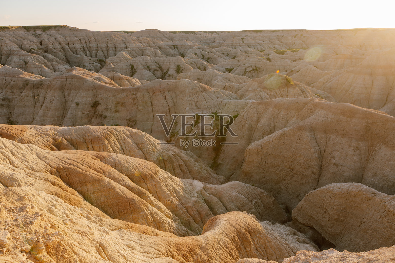 阳光照耀下的荒原地形,干燥的峡谷和分层的岩石构造照片摄影图片