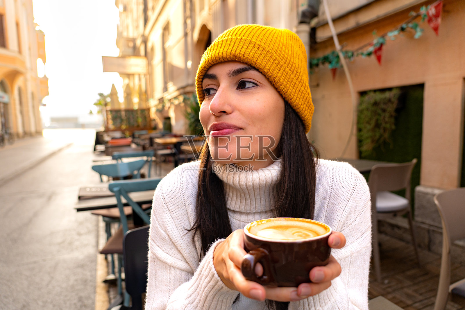 女人在喝咖啡照片摄影图片