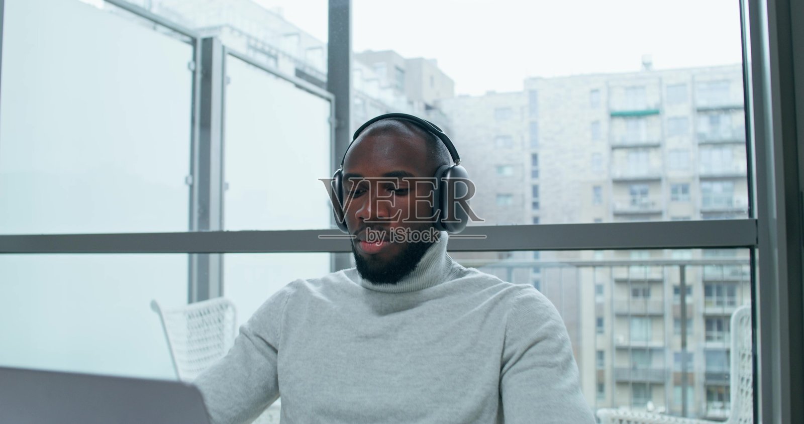 这个男人在家工作照片摄影图片