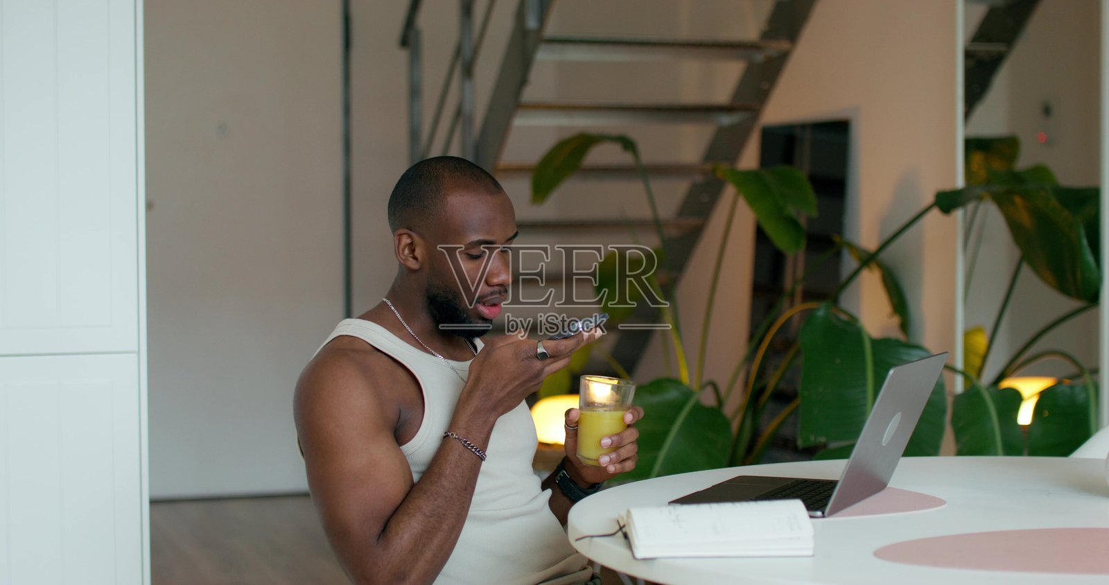 一名男子在手机上录制语音信息照片摄影图片