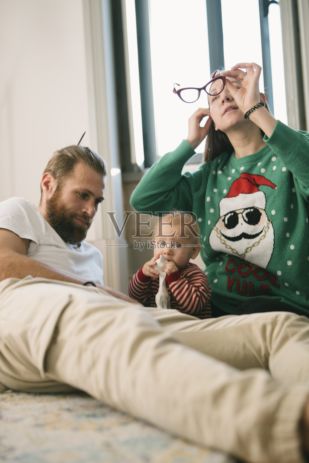 与宝宝一起享受节日气氛和色彩缤纷的毛衣中的家庭乐趣照片摄影图片