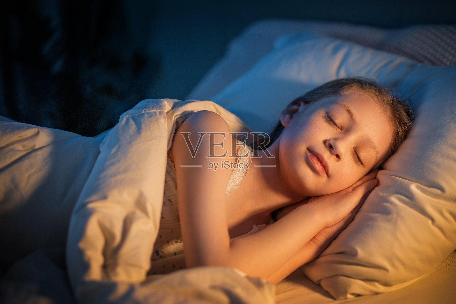 孩子在床上睡觉照片摄影图片