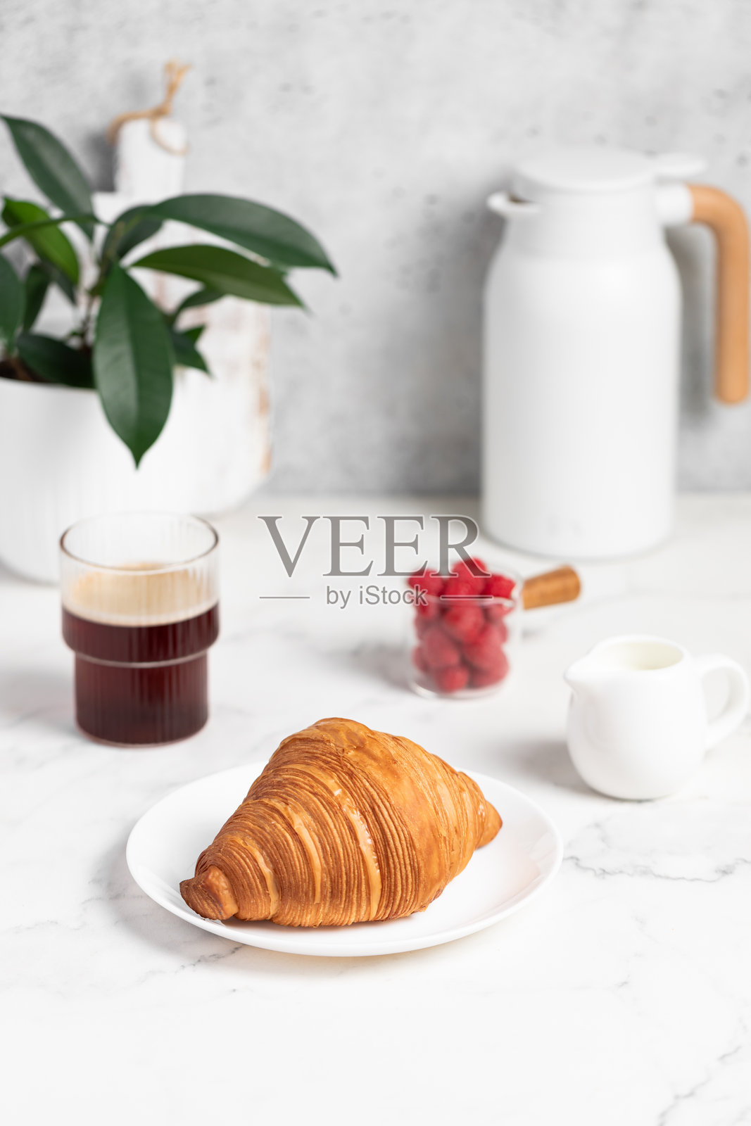 单个新鲜的可颂。可颂是一种美味的法国早餐糕点。照片摄影图片