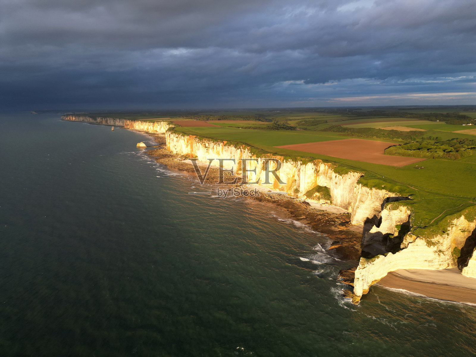 法国埃特雷塔附近著名的石灰岩悬崖在日落时分照片摄影图片