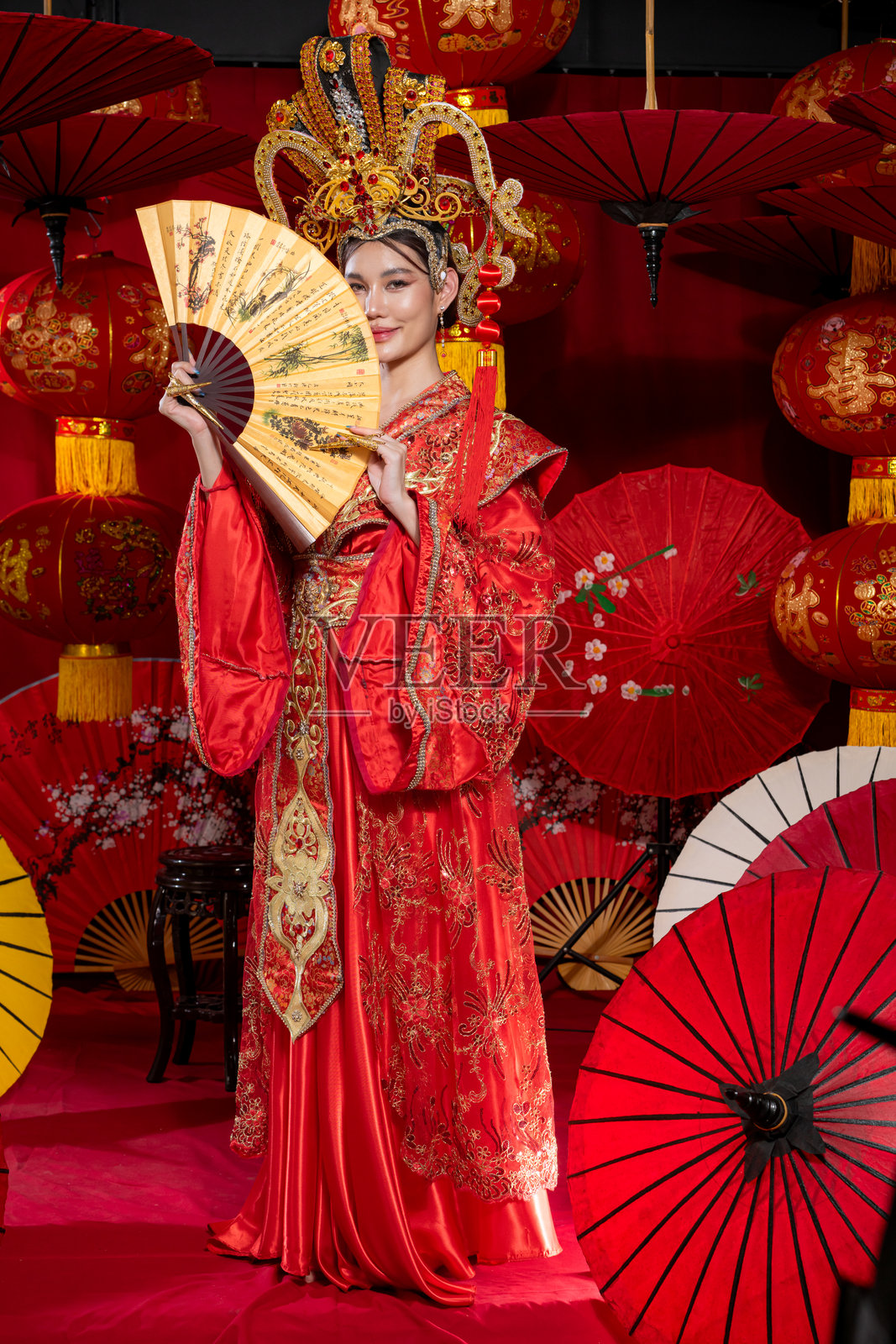 年轻的亚洲女性与中国新年照片摄影图片