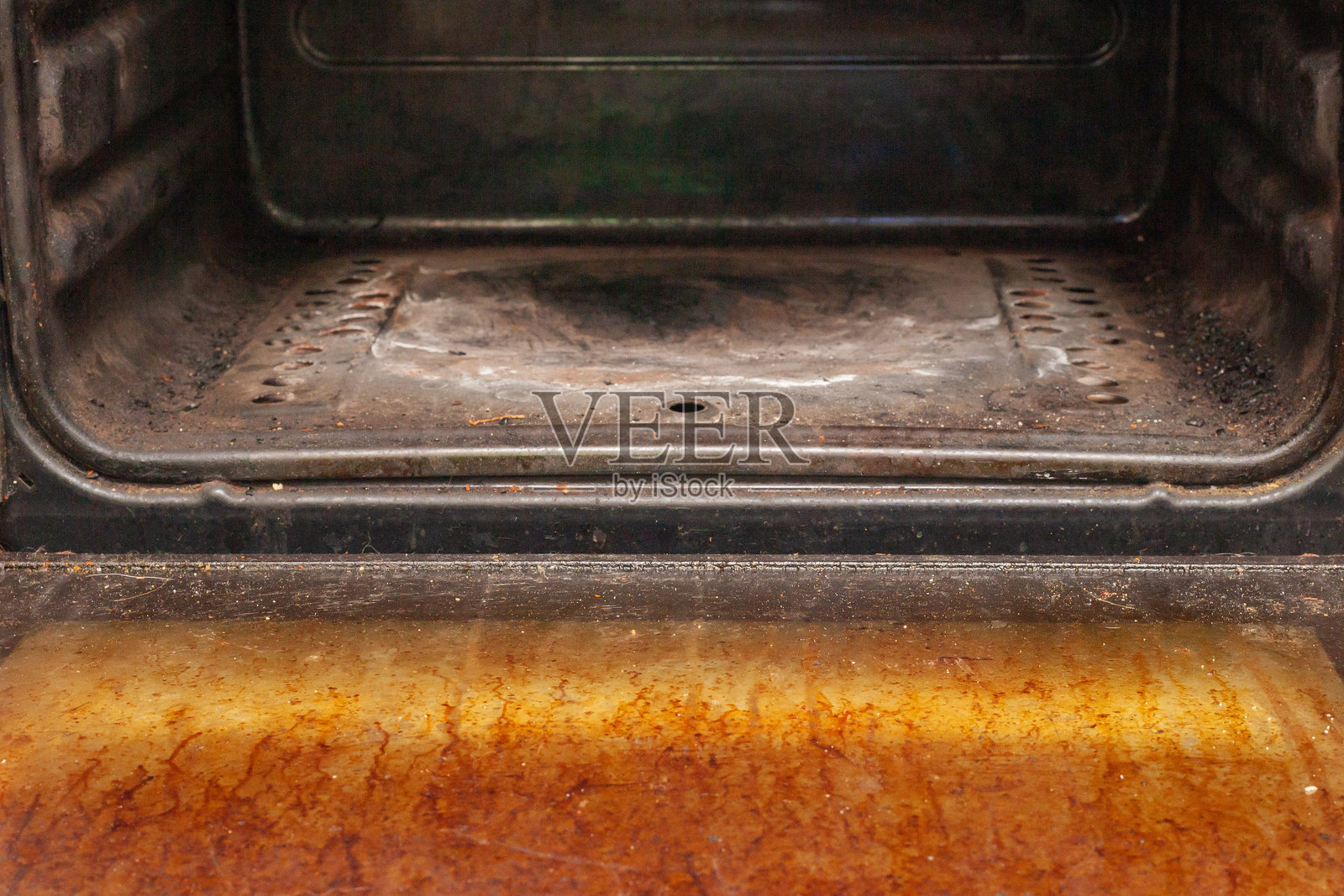 长时间未清洗的炉灶和烤箱上的脂肪和污垢的纹理与结构,准备食物时厨房的不卫生条件照片摄影图片