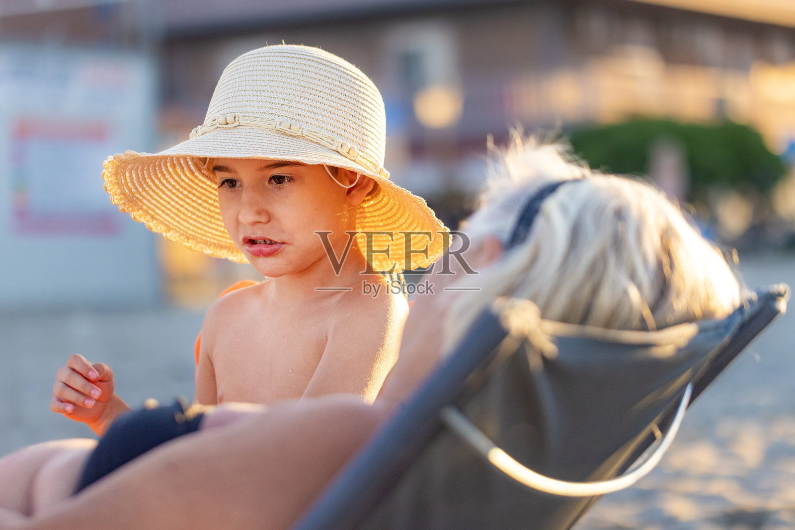 在海滩上玩得开心照片摄影图片