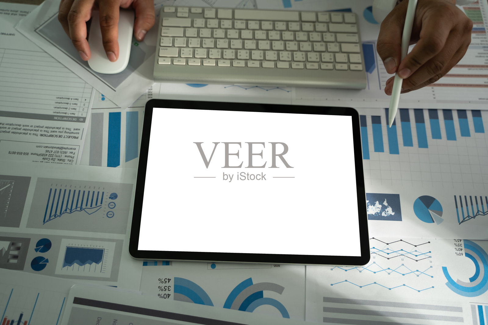 一位商人手持一个模型。iPad数字平板电脑,带有空白屏幕的模型,替代您在办公室的设计模型。照片摄影图片